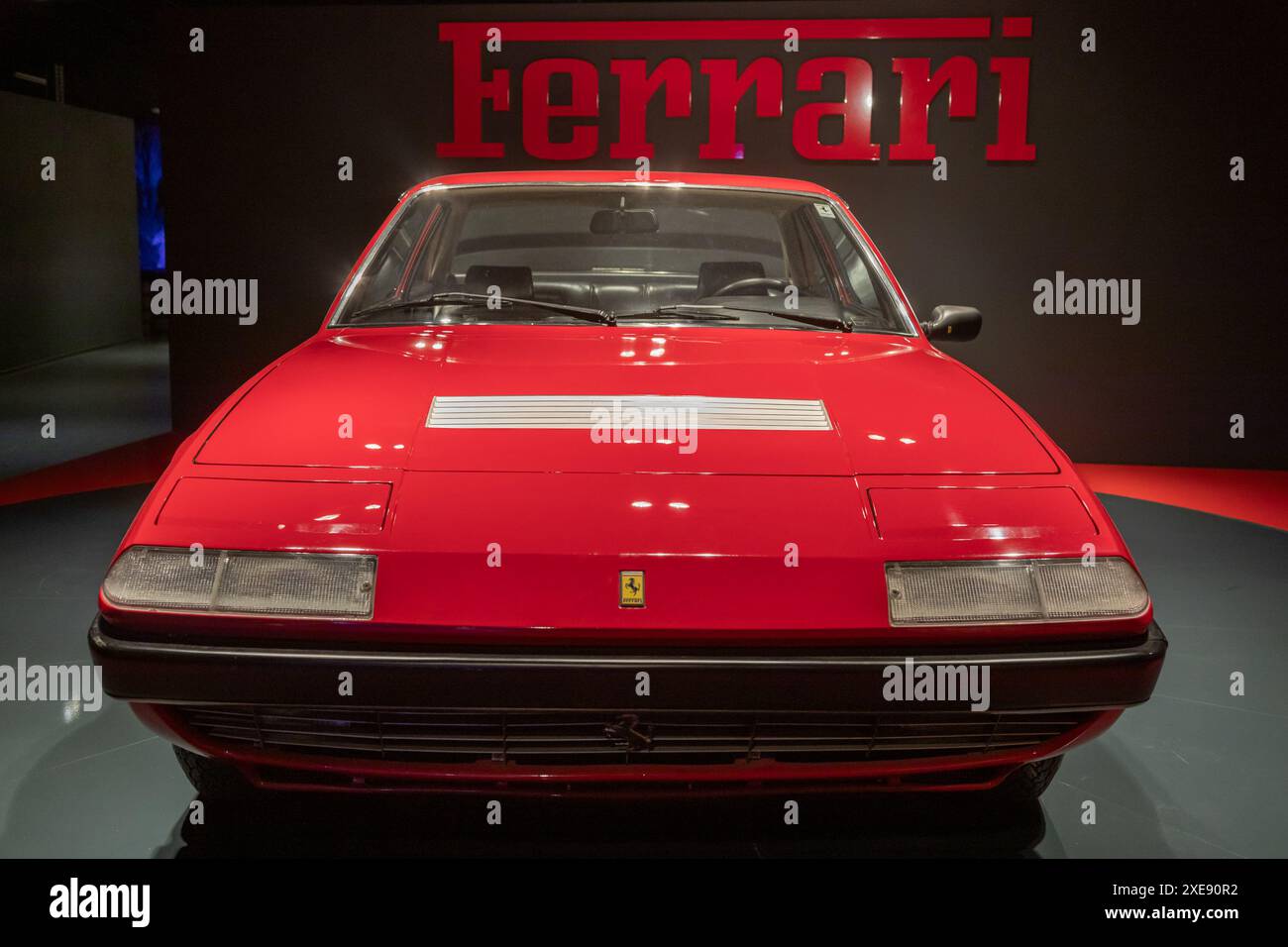 Ferrari 365 GT4 rouge, 1973. Design italien, voiture vintage de luxe Banque D'Images