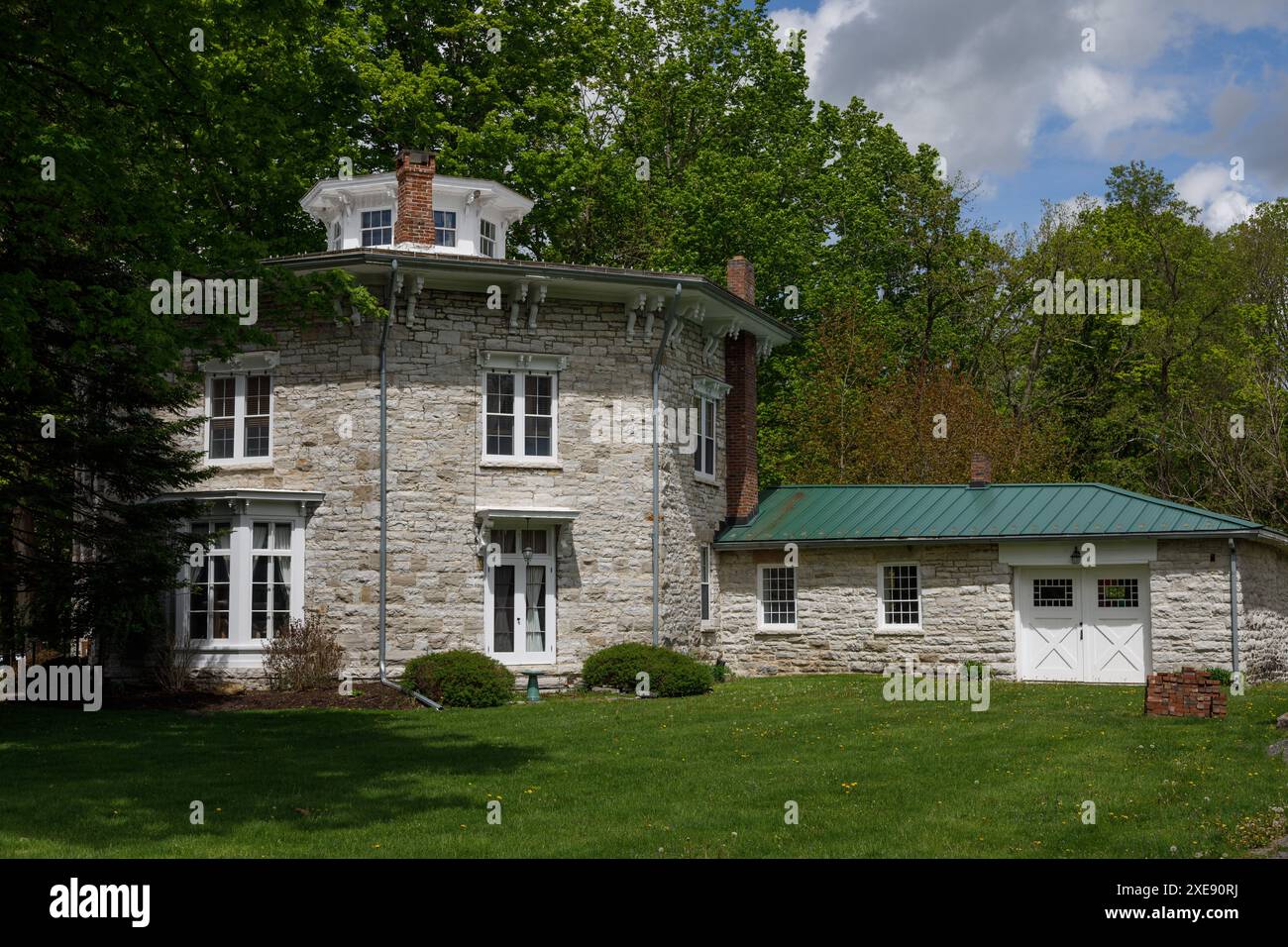 Une maison octogonale en calcaire, construite vers 1850 par Linus Yale, inventeur de l'écluse de Yale. Newport, comté de Herkimer, État de New York, États-Unis. Banque D'Images