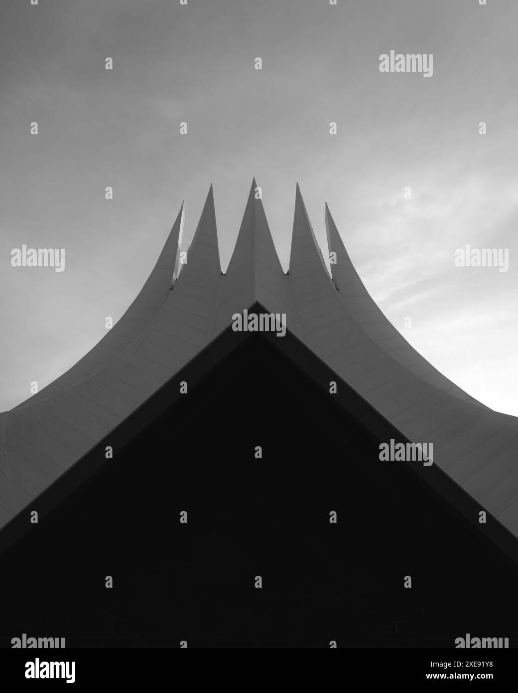 Image en noir et blanc de l'emblématique bâtiment Tempodrom à Berlin, en Allemagne, avec un ciel spectaculaire Banque D'Images