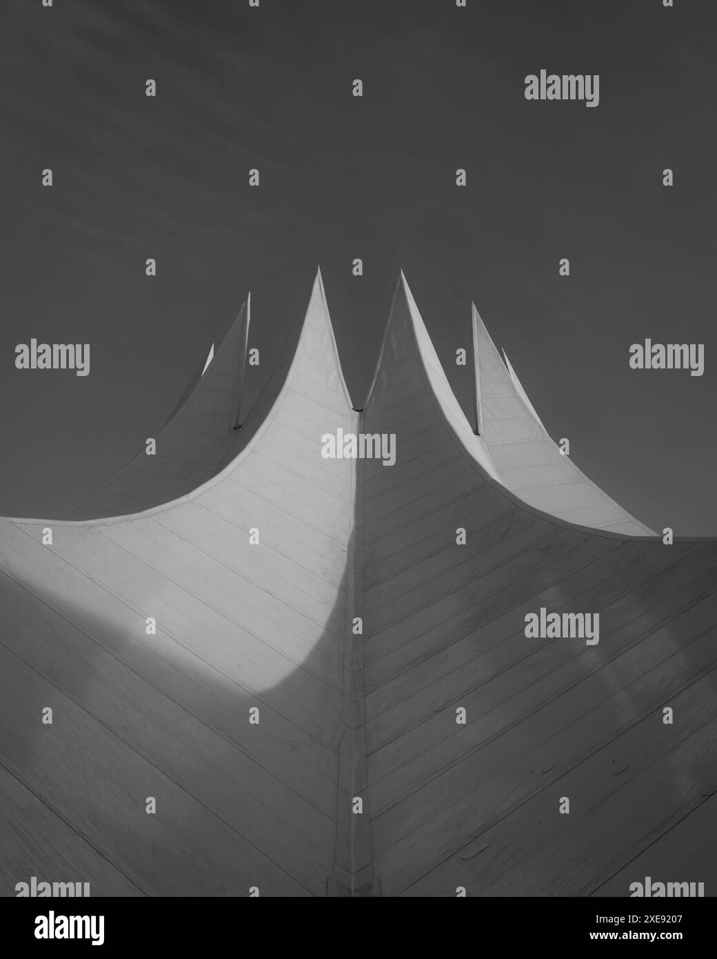 Photographie en noir et blanc de l'emblématique bâtiment Tempodrom à Berlin, en Allemagne, mettant en valeur son design architectural unique Banque D'Images