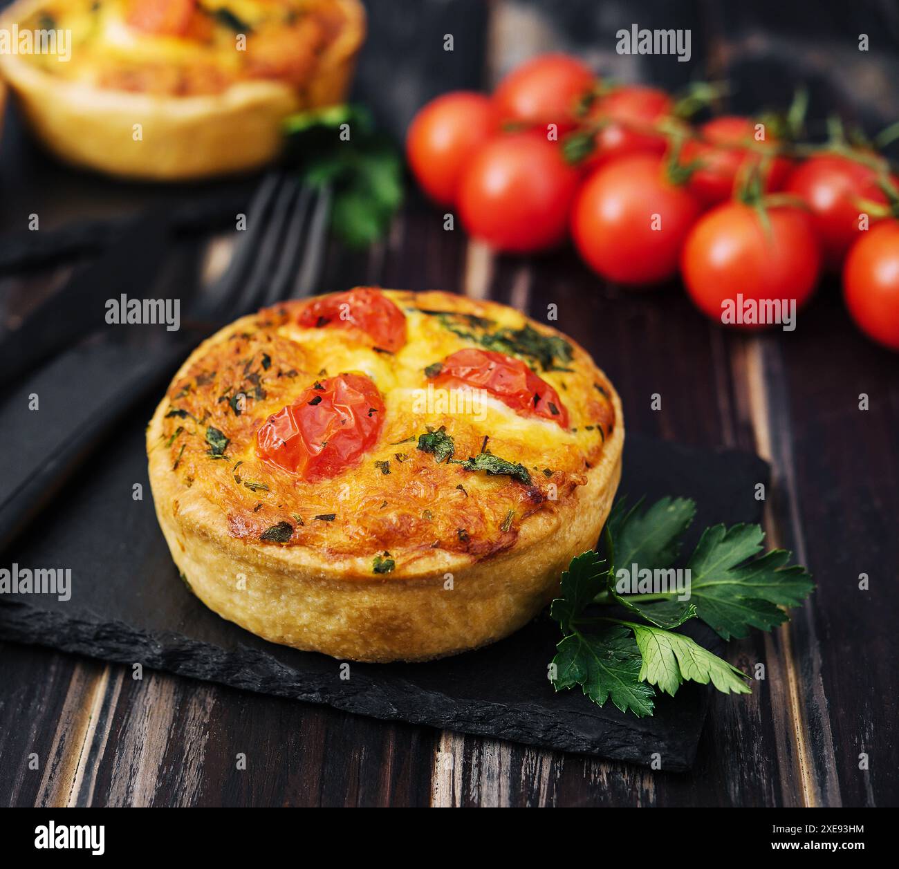 Tartes au cheddar et à l'omelette à l'oignon de printemps servies sur une planche de bois Banque D'Images