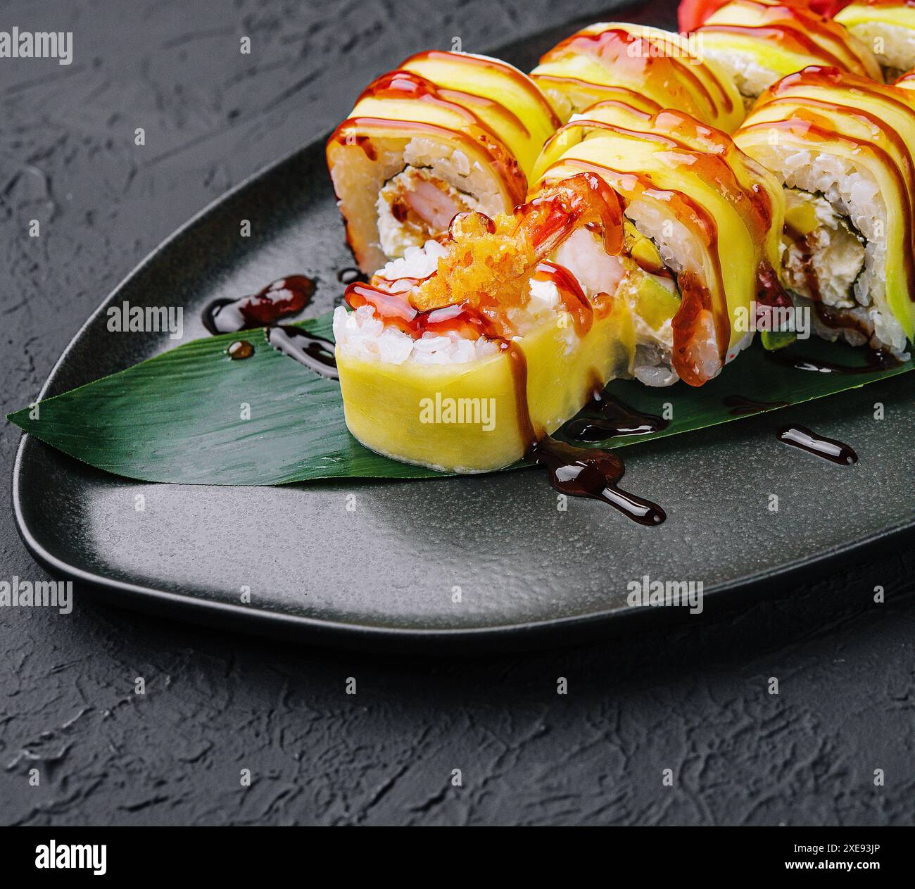 Rouleau de sushi dragon vert aux crevettes Banque D'Images