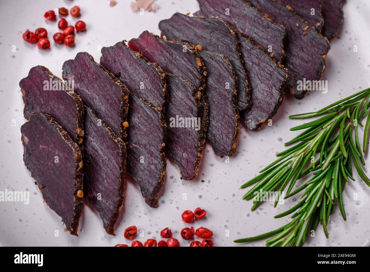 Délicieux bœuf fumé séché ou viande de cheval saccadée avec épices et sel Banque D'Images