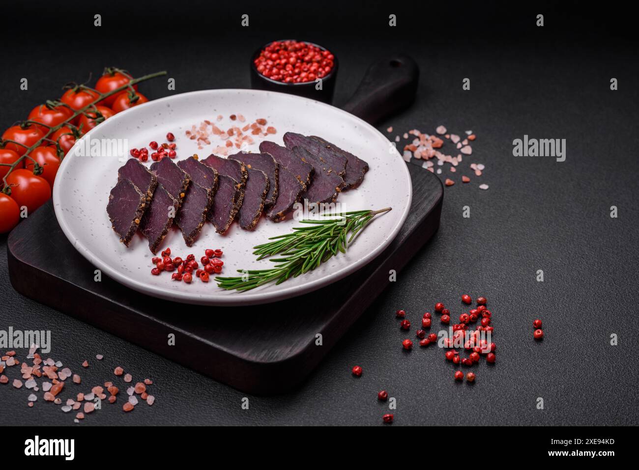 Délicieux bœuf fumé séché ou viande de cheval saccadée avec épices et sel Banque D'Images