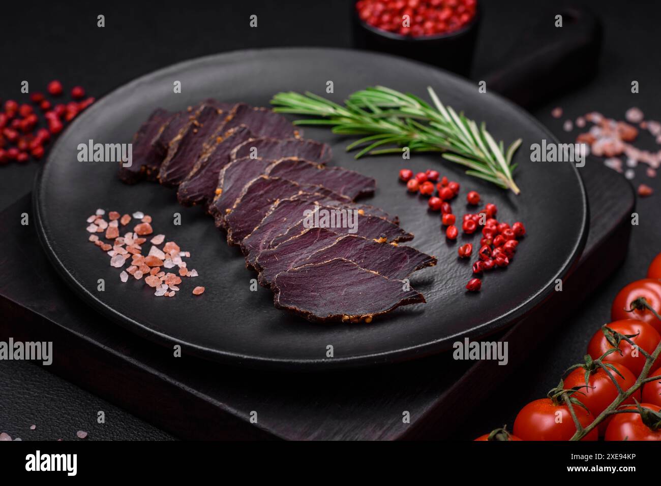 Délicieux bœuf fumé séché ou viande de cheval saccadée avec épices et sel Banque D'Images