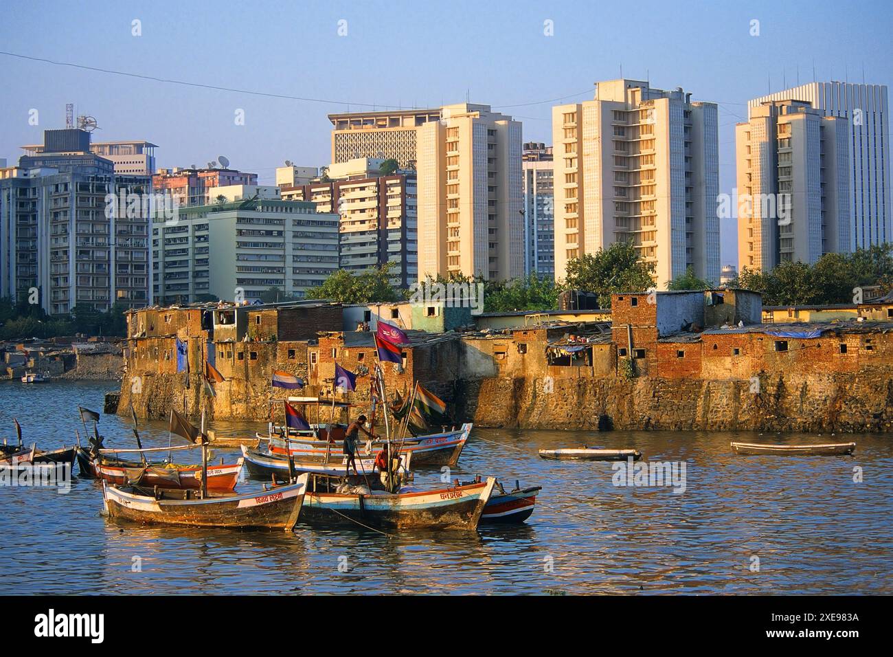 Inde Maharashtra Bombay Mumbai le contraste des bâtiments modernes et un village de pêcheurs à Colaba Banque D'Images