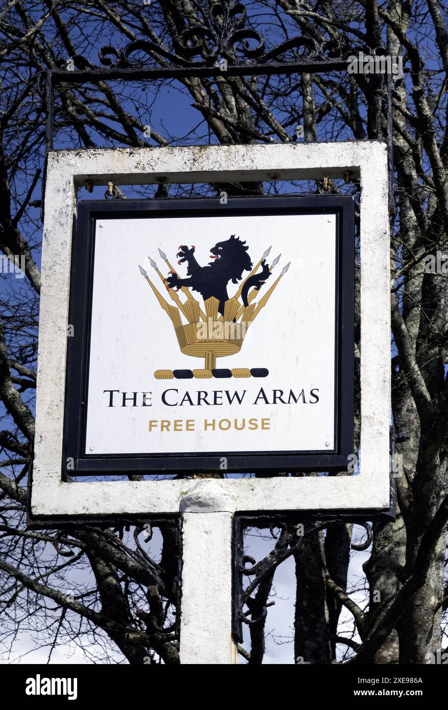 Panneau traditionnel de pub suspendu à The Carew Arms - public House - Antony Hill, Antony, Torpoint, Plymouth, Cornwall, Angleterre, Royaume-Uni Banque D'Images