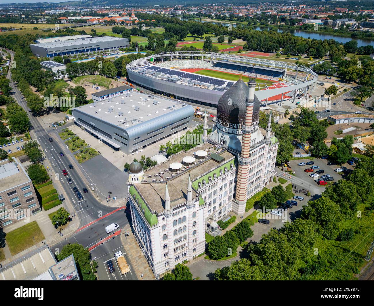 Luftbild Dresden Die Landeshauptstadt Dresden baut das Stadion zu einer modernen und multifunktionalen Sport- und Veranstaltungsstätte für den Leistungs- und Breitensport um. Nutzungsschwerpunkte werden weiterhin Leichtathletik, American Football und Fußball sein. Nach der Fertigstellung wird das Heinz-Steyer-Stadion eine der wenigen Arenen in Deutschland sein, die den Ansprüchen für nationale und internationale Leichtathletikmeisterschaften erfüllt. ãÄÄ Das Stadion erhält 5,000 überdachte Sitzplätze. Die Zuschauerkapazität kann temporär auf bis zu 15,000 Personen durch mobile Tribünen in den Banque D'Images