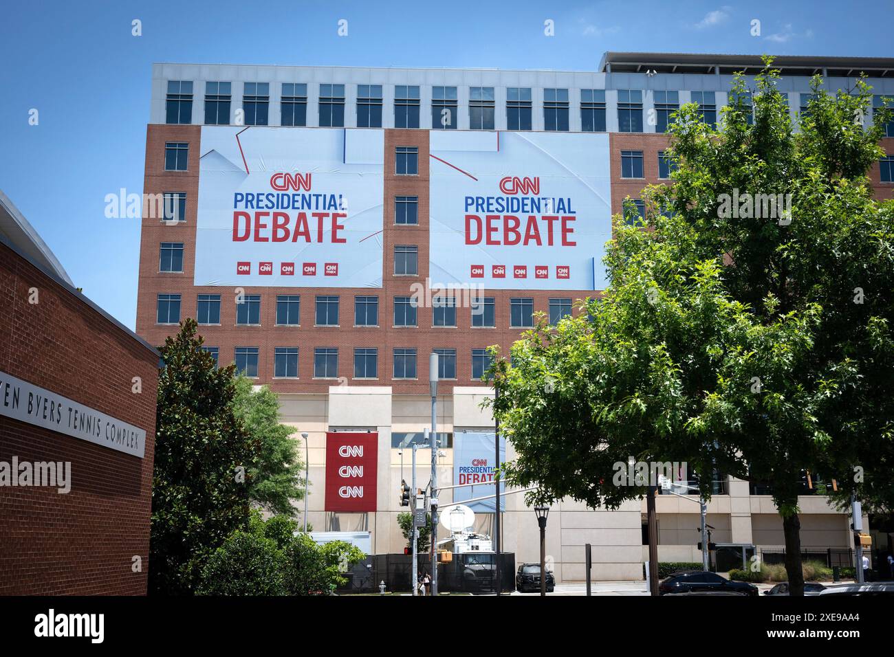 Atlanta, Géorgie, États-Unis. 26 juin 2024. De grandes bannières sont affichées sur le complexe de CNN, où se tiendra le premier débat présidentiel de 2024. (Crédit image : © Robin Rayne/ZUMA Press Wire) USAGE ÉDITORIAL SEULEMENT! Non destiné à UN USAGE commercial ! Banque D'Images