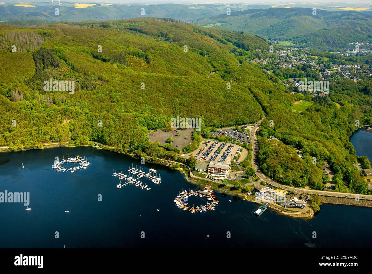 Vue aérienne, barrage Schwammenauel et lac Rursee, tour opérateur en bateau Rursee-Schifffahrt KG, Hôtel Restaurant Seehof, Restaurant am Pegel et les invités sur t Banque D'Images