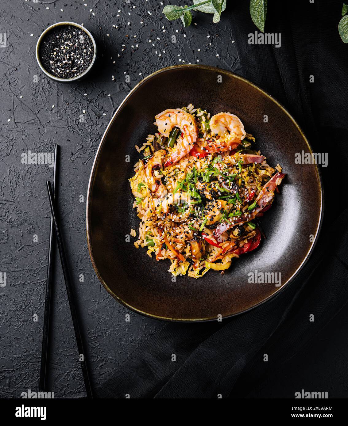 Vue de dessus de riz frit avec fruits de mer et légumes préparés dans un wok chinois Banque D'Images