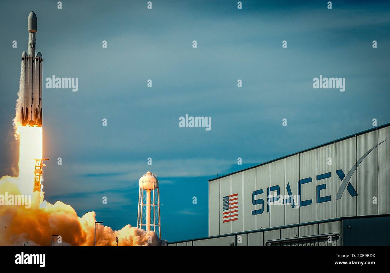 Cap Canaveral, États-Unis . 25 juin 2024. Une fusée SpaceX Falcon Heavy avec le vaisseau GOES-u est lancée depuis le Kennedy Space Center de la NASA à Cape Canaveral, en Floride, le 25 juin 2024. (Photo de Edgardo J. Medina Millán/Sipa USA) crédit : Sipa USA/Alamy Live News Banque D'Images