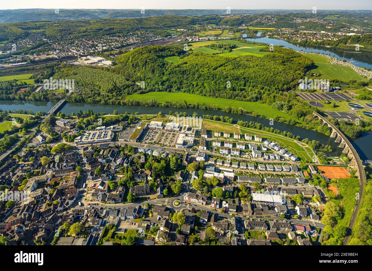 Vue aérienne, le viaduc de la Ruhr Herdecke, la forêt de Kaisberg et la réserve naturelle de la plaine inondable de Kaisberg sur la rivière de la Ruhr avec la station d'épuration Ruhrverband H Banque D'Images