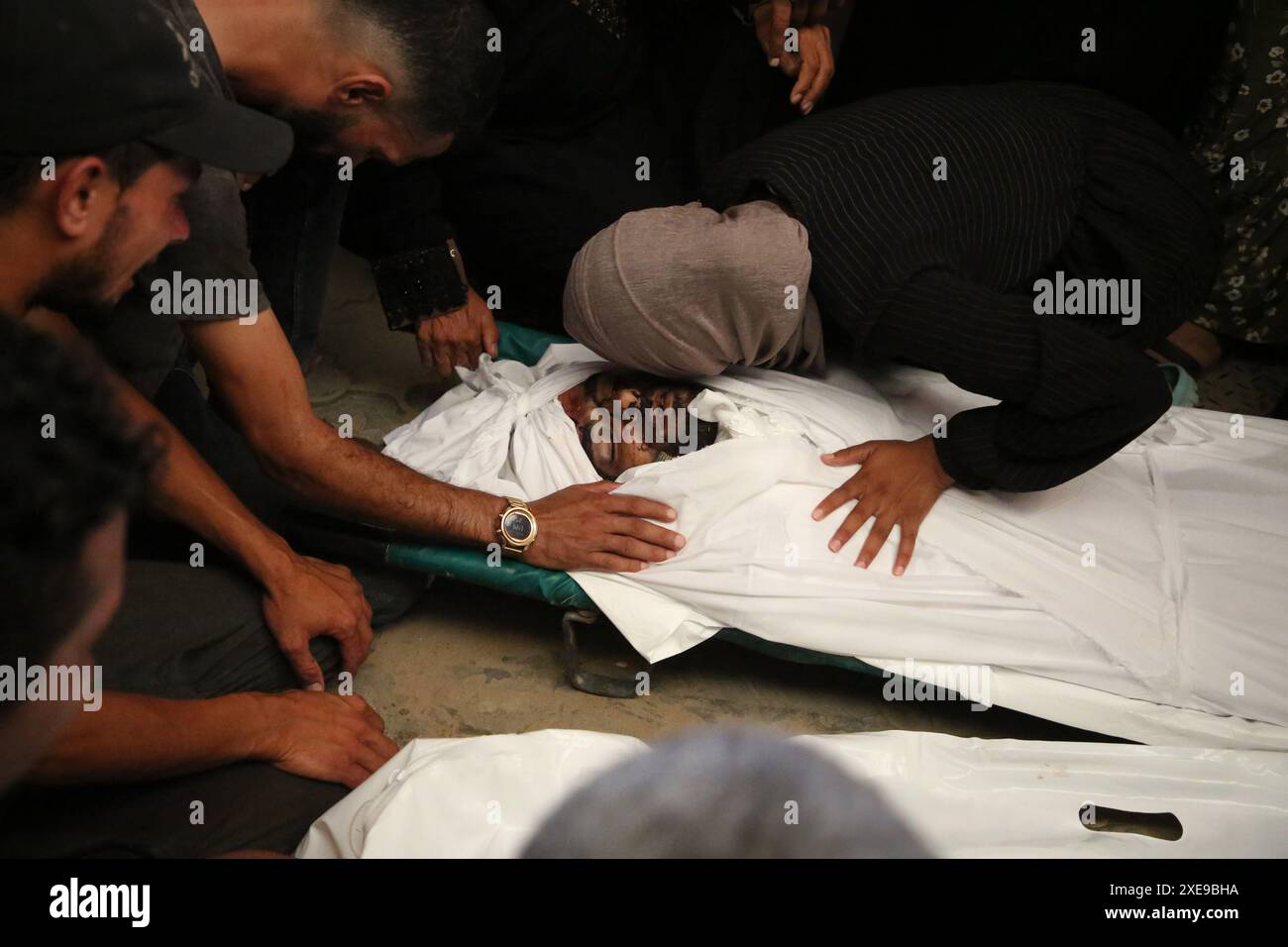 Gaza. 26 juin 2024. Une femme pleure une victime tuée dans une attaque israélienne à l’hôpital médical de Nasser dans la ville de Khan Younis, dans le sud de la bande de Gaza, le 26 juin 2024. Le bilan palestinien des attaques israéliennes en cours contre la bande de Gaza est passé à 37 718 morts, ont déclaré mercredi les autorités sanitaires basées à Gaza dans un communiqué. Crédit : Khaled Omar/Xinhua/Alamy Live News Banque D'Images