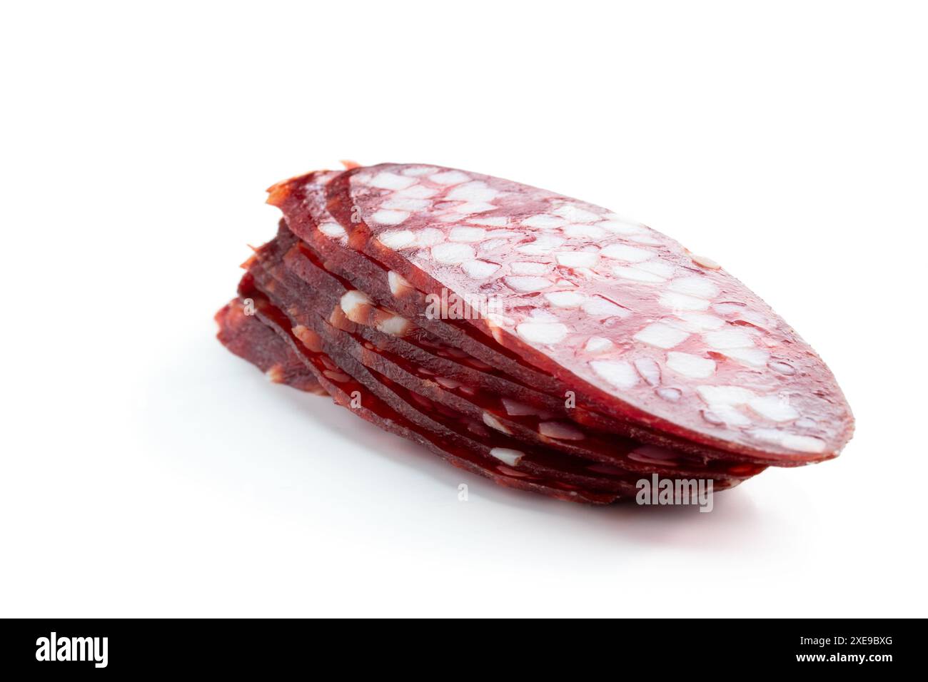 Saucisse fumée de salami tranchée isolée sur fond blanc Banque D'Images
