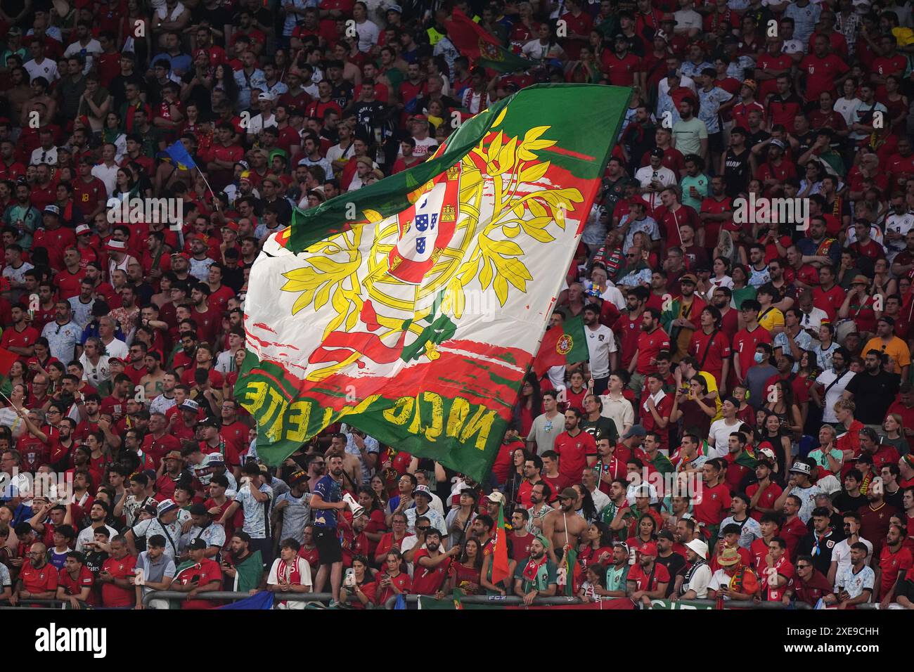 Les supporters du Portugal lors du match du Groupe F de l'UEFA Euro 2024 à l'Arena AufSchalke à Gelsenkirchen, Allemagne. Date de la photo : mercredi 26 juin 2024. Banque D'Images