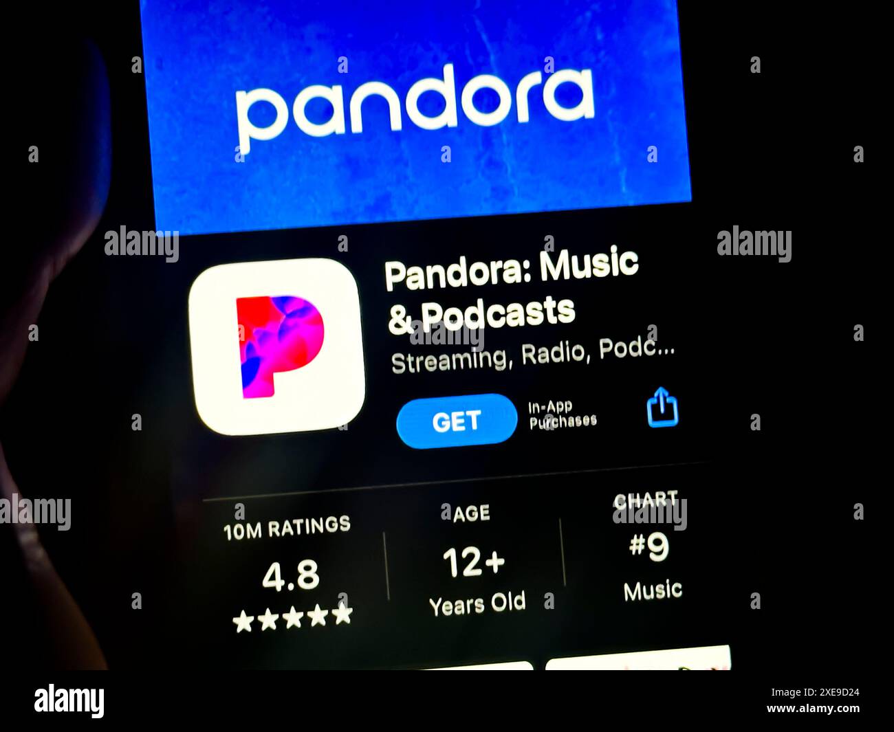 Cupertino, Californie, États-Unis. 24 juin 2024. Un utilisateur visualisant l'application Pandora dans l'App Store Apple iOS. Pandora Media, LLC est un service américain de diffusion de musique en continu par abonnement détenu par Sirius XM Holdings. La société opère dans l'industrie du divertissement et des médias et son siège social est à Oakland, en Californie. Jennifer Witz est PDG de Sirius XM. Le téléscripteur de Sirius XM est SIRI. Les produits de base incluent la diffusion de musique personnalisée, les stations de radio et les podcasts. Pandora est connue pour son Music Genome Project, qui alimente son moteur de recommandation. (Crédit image : © Taidgh Banque D'Images