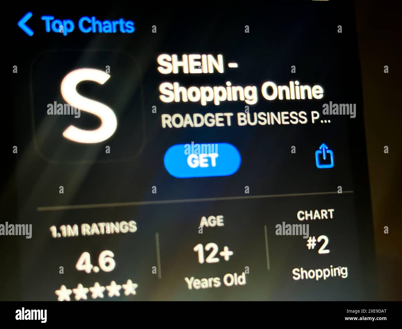 Cupertino, Californie, États-Unis. 24 juin 2024. Un utilisateur qui consulte l’app Shein dans l’App Store Apple iOS. Shein est un détaillant chinois de mode rapide en ligne qui offre une grande variété de vêtements, accessoires et produits de beauté abordables. La société opère dans le commerce électronique et l'industrie de la mode, avec Xu Yangtian comme fondateur et PDG. Shein est connu pour ses vêtements tendance et peu coûteux destinés aux jeunes femmes. Les produits de base comprennent les vêtements pour femmes, hommes et enfants, ainsi que les articles de décoration intérieure. (Crédit image : © Taidgh Barron/ZUMA Press Wire) USAGE ÉDITORIAL SEULEMENT! N Banque D'Images
