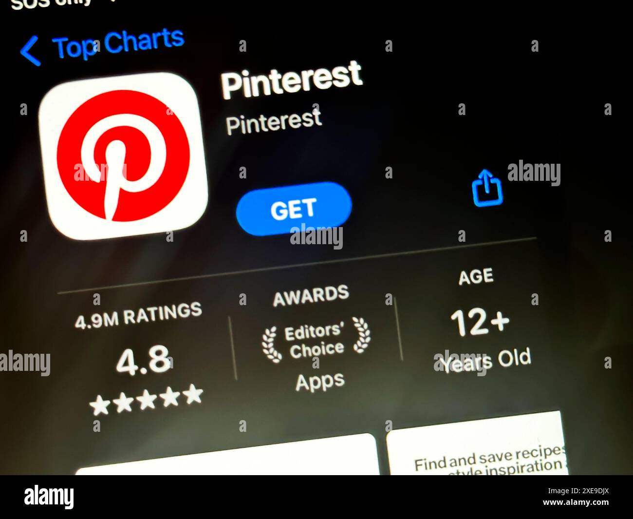 Cupertino, Californie, États-Unis. 24 juin 2024. Un utilisateur visualisant l'application Pinterest dans l'App Store Apple iOS. Pinterest, Inc est un service américain de partage d'images et de médias sociaux conçu pour permettre la sauvegarde et la découverte d'informations sur Internet à l'aide d'images. La société opère dans le secteur des médias sociaux et a son siège social à San Francisco, en Californie. Bill Ready est le PDG. Le ticker boursier de Pinterest est PINS. Les produits de base comprennent des tableaux d'affichage pour enregistrer et organiser des idées, ainsi que des outils de recherche visuelle. Pinterest est connu pour son accent sur l'inspiration et la créativité. ( Banque D'Images