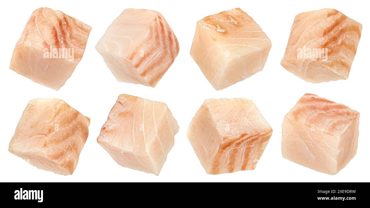 Cubes de filet de morue isolés sur fond blanc Banque D'Images