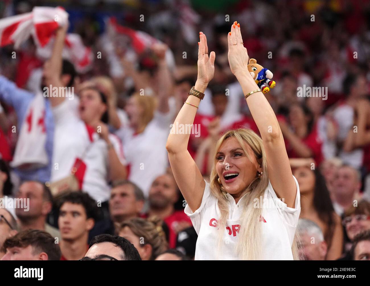 Les supporters géorgiens lors du match du Groupe F de l'UEFA Euro 2024 à l'Arena AufSchalke à Gelsenkirchen, en Allemagne. Date de la photo : mercredi 26 juin 2024. Banque D'Images