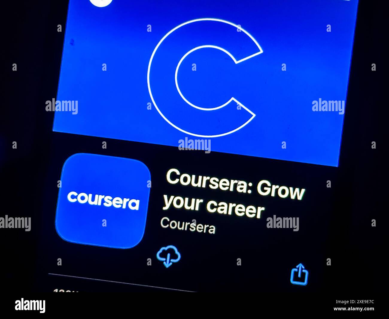 Cupertino, Californie, États-Unis. 24 juin 2024. Un utilisateur qui consulte l'application Coursera dans l'App Store Apple iOS. Coursera Inc. est un fournisseur américain de cours en ligne ouvert massif fondé par les professeurs Andrew Ng et Daphne Koller de l'Université de Stanford. La société opère dans le secteur des technologies de l'éducation et a son siège social à Mountain View, en Californie. Jeff Maggioncalda en est le PDG. Le ticker de Coursera est COUR. Les produits de base comprennent des cours en ligne, des spécialisations et des diplômes. Coursera est connue pour ses partenariats avec les meilleures universités et organisations du monde entier. (Crédit IM Banque D'Images