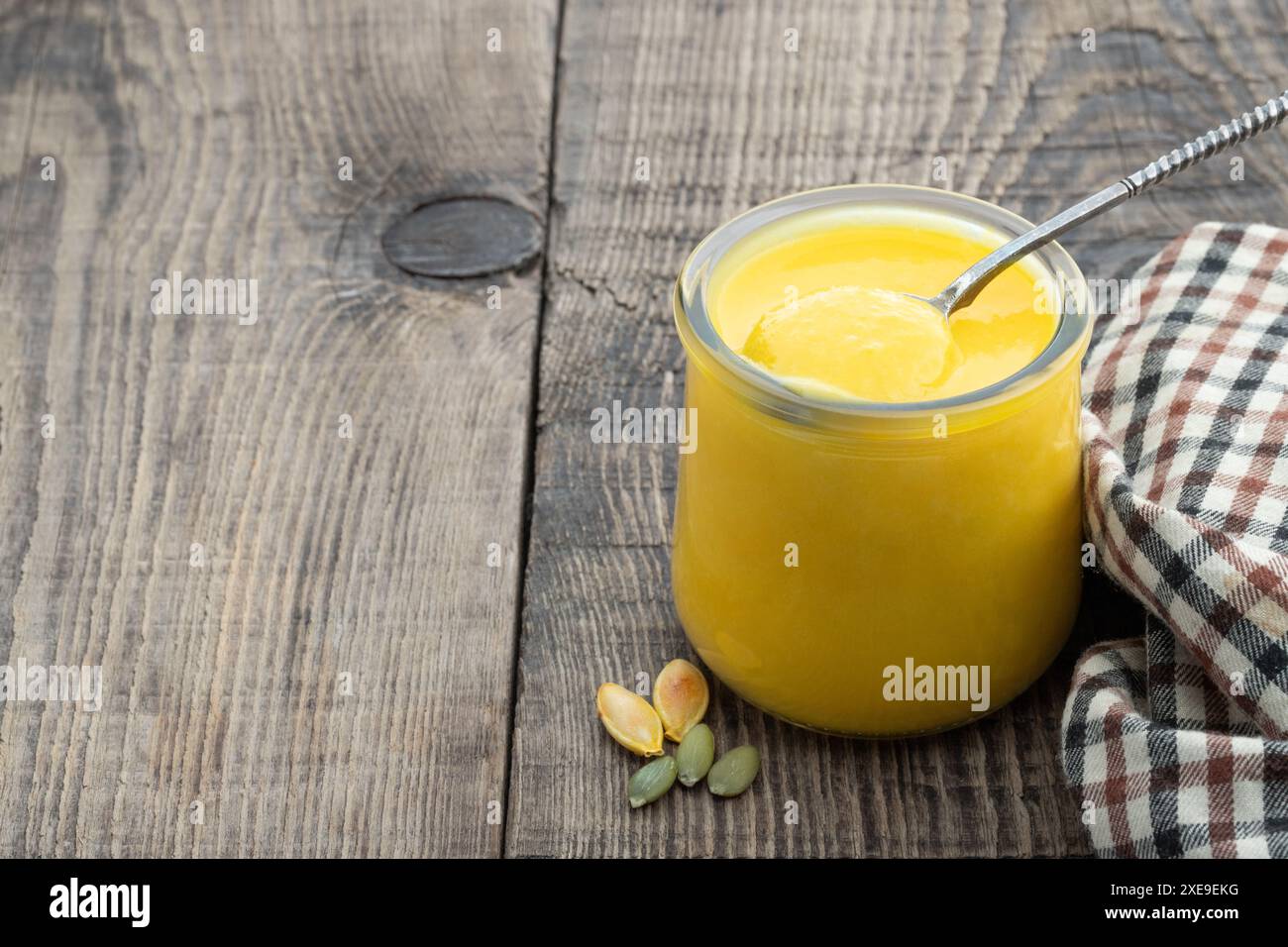 Purée de citrouille dans un pot en verre sur une table en bois Banque D'Images