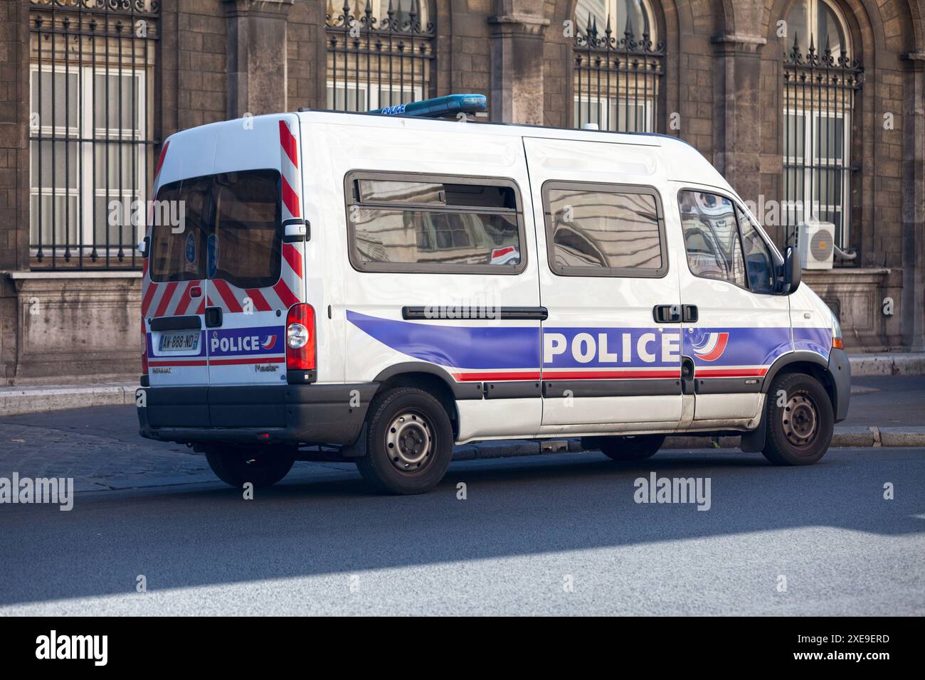 Paris, France - 01 septembre 2016 : fourgon de police garé devant la Préfecture de police de Paris située sur la place Lou Banque D'Images