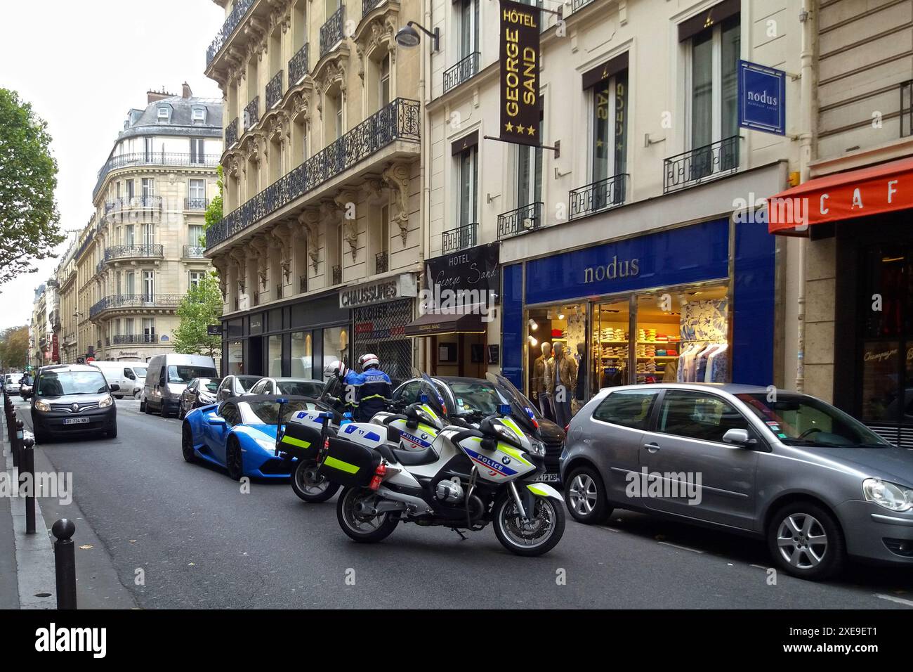 Paris, France - août 30 2017 : le conducteur d'une Lamborghini bleue est condamné à une amende dans une petite rue près de la Madeleine par deux motards de police pour excès de vitesse. Banque D'Images