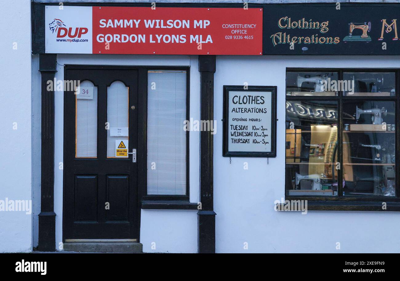 09 février 2023 vue extérieure DUP bureau de circonscription Carrickfergus - Sammy Wilson Gordon Lyons bureau de circonscription . Banque D'Images