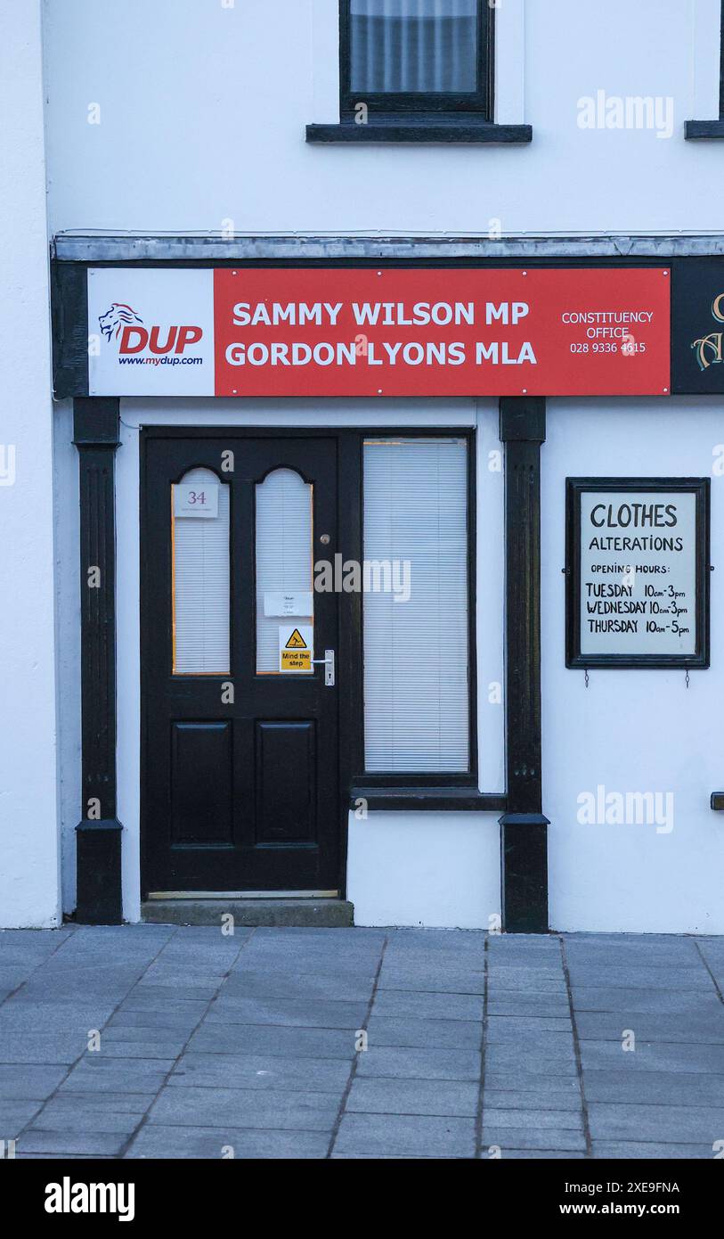 09 février 2023 vue extérieure DUP bureau de circonscription Carrickfergus - Sammy Wilson Gordon Lyons bureau de circonscription . Banque D'Images