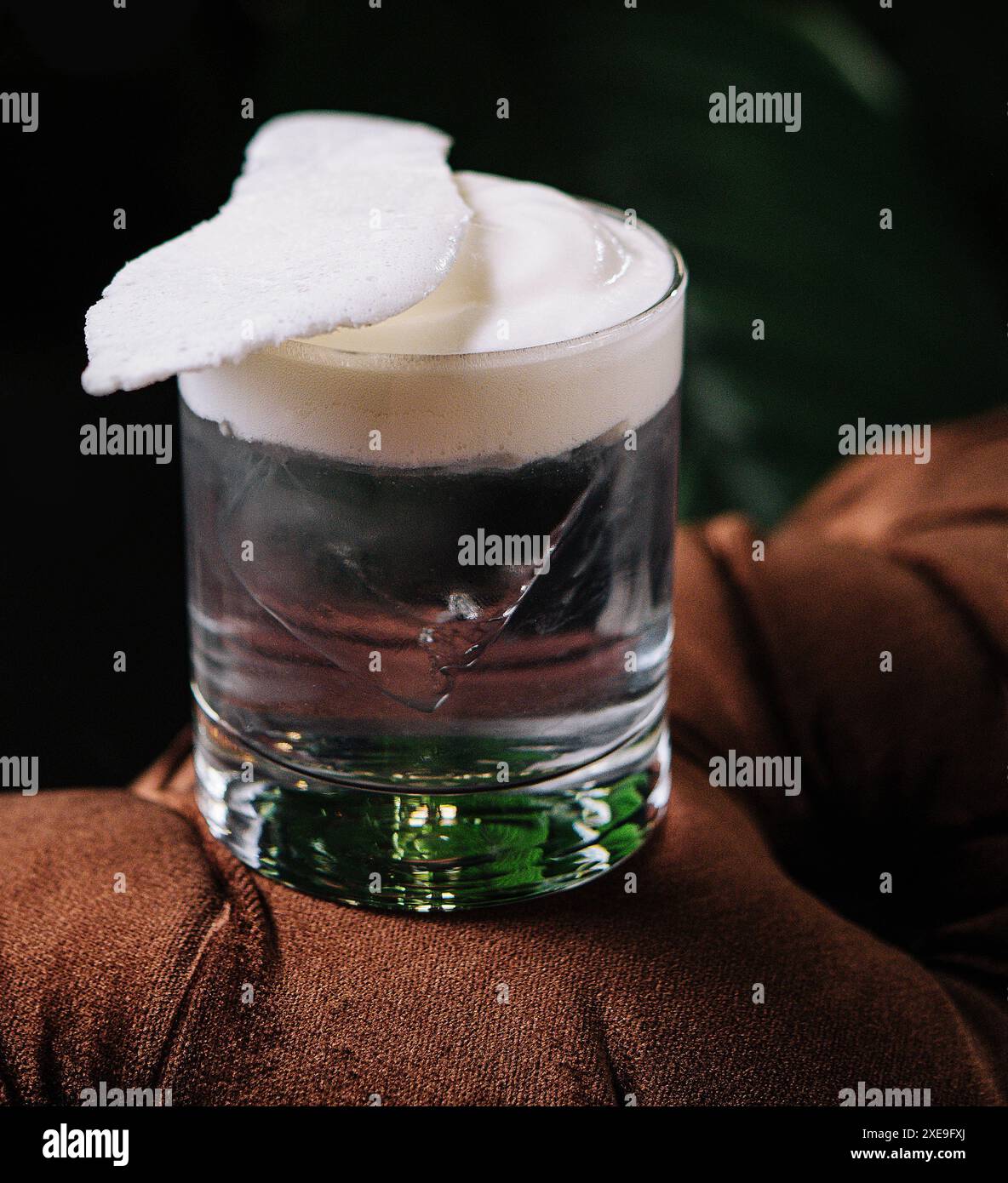 Verre rempli d'eau de coco et de mousse Banque D'Images