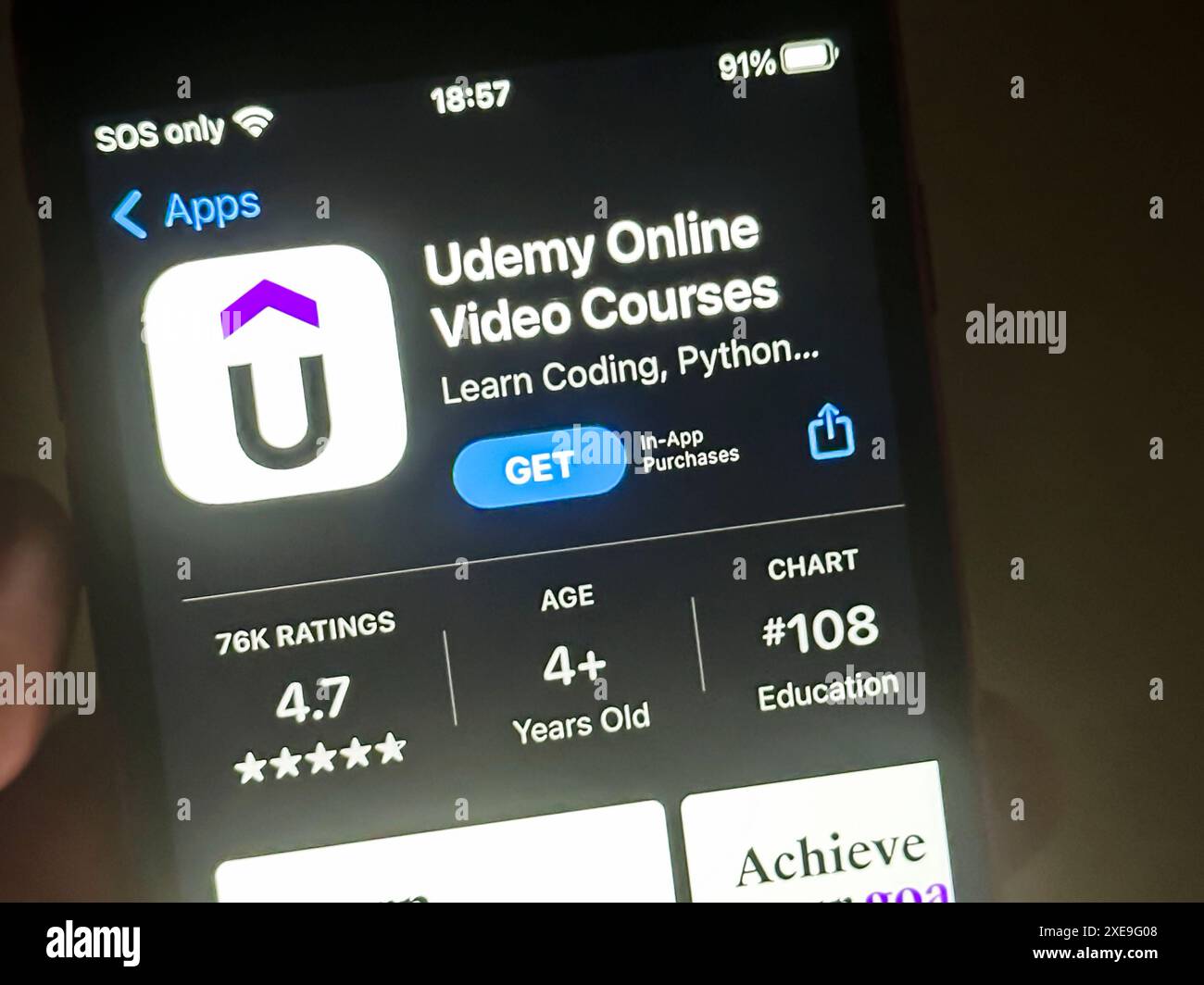 Cupertino, Californie, États-Unis. 24 juin 2024. Un utilisateur visualisant l'application Udemy dans l'App Store Apple iOS. Udemy, Inc. est un fournisseur américain de cours en ligne ouvert massif (MOOC) destiné aux adultes professionnels et aux étudiants. La société opère dans le secteur des technologies de l'éducation et a son siège social à San Francisco, en Californie. Gregg Coccari en est le PDG. Le ticker d'Udemy est UDMY. Les produits de base comprennent des cours en ligne dans divers domaines tels que les affaires, la technologie et le développement personnel. Udemy est connu pour son large éventail d'offres de cours et l'accessibilité pour les apprenants aroun Banque D'Images