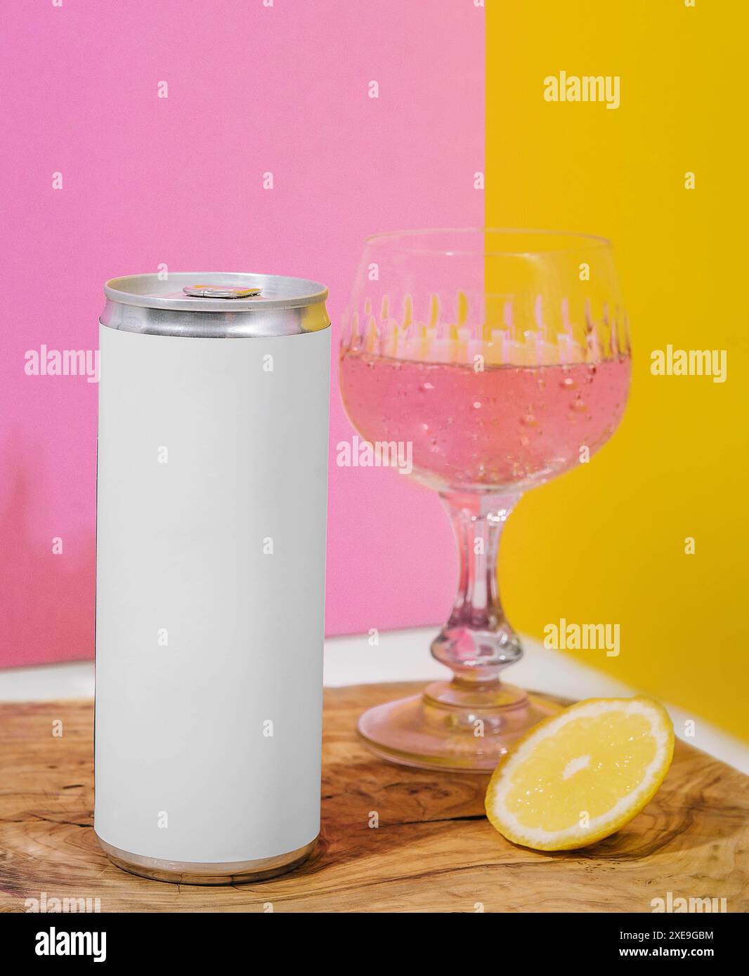 Soda dans une boîte avec champagne rose sur fond rose et jaune Banque D'Images