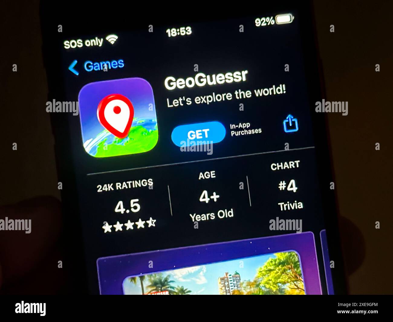 Cupertino, Californie, États-Unis. 24 juin 2024. Un utilisateur visualisant l'application GeoGuessr dans l'App Store Apple iOS. GeoGuessr est un jeu de géographie basé sur le Web qui utilise des emplacements aléatoires Google Street View et exige des joueurs de deviner leur emplacement dans le monde en utilisant uniquement les indices visibles. La société opère dans l'industrie du jeu et a son siège social à Stockholm, en Suède. Anton Wallén en est le fondateur. GeoGuessr est une société privée qui n'a pas de bourse cotée en bourse. Les produits de base incluent le jeu GeoGuessr et les défis géographiques associés. GeoGuessr est connu pour son e Banque D'Images