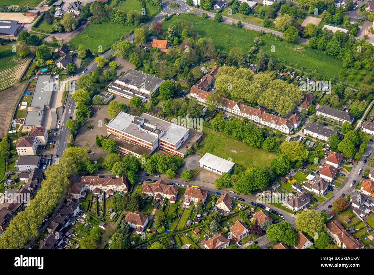 Vue aérienne, école secondaire Sodingen et Castroper Straße salle de sport, Teutoburgiahof groupe de maisons avec espace vert d'arbres dans la cour intérieure Banque D'Images