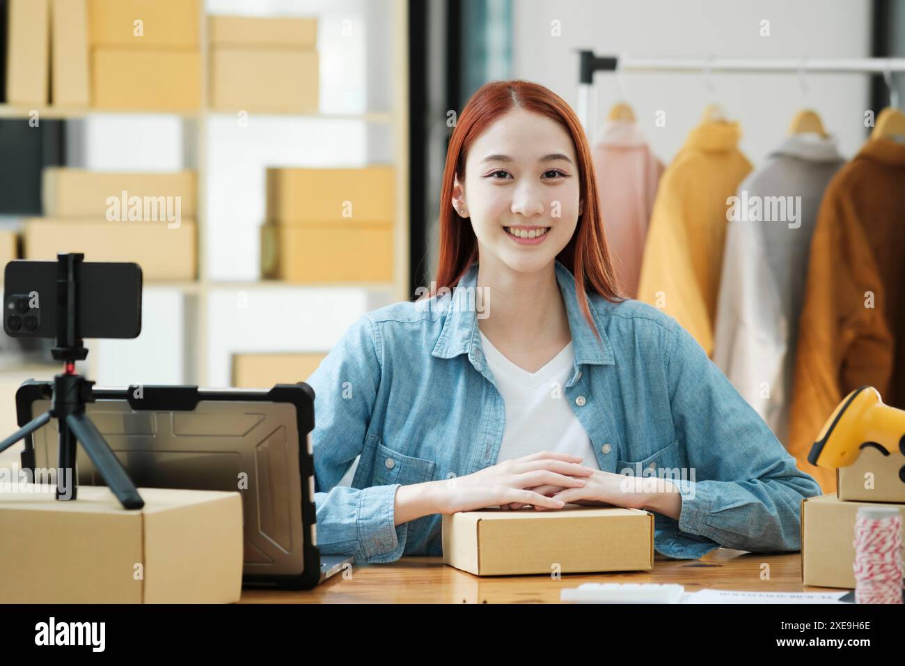 Entrepreneur de portrait de femme confiante à la mode de commerce électronique ou à l'entrepôt regardant la caméra. Banque D'Images