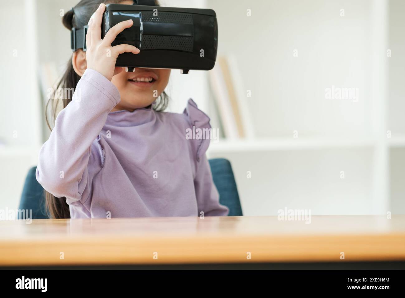 Enfant ravi par l'expérience de réalité virtuelle Banque D'Images
