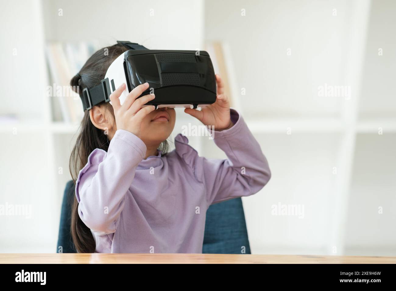 Enfant ravi par l'expérience de réalité virtuelle Banque D'Images