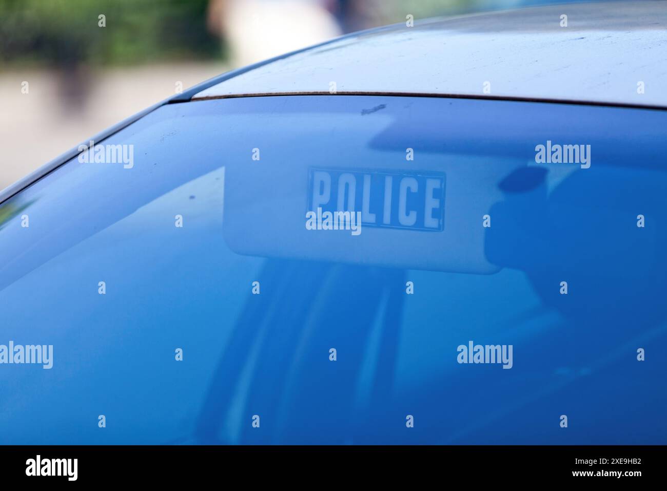 Gros plan sur le pare-soleil d'une voiture de police française. Banque D'Images