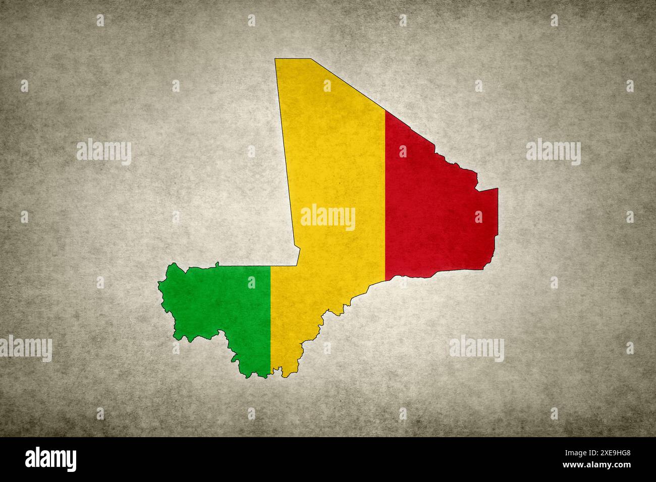 Carte grunge du Mali avec son drapeau imprimé à l'intérieur de sa frontière sur un vieux papier. Banque D'Images