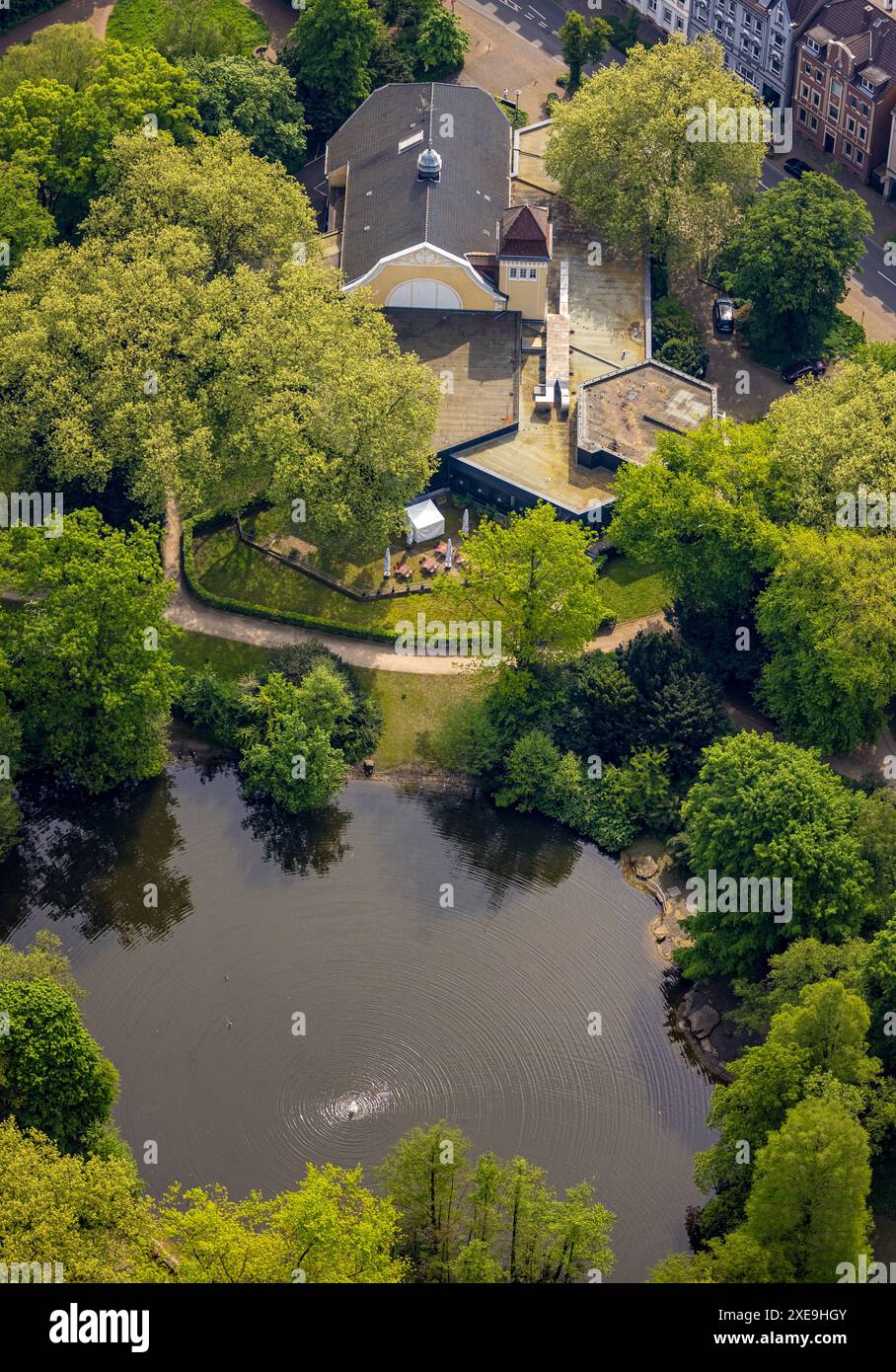 Vue aérienne, théâtre Mondpalast de Wanne-Eickel et événements dans le jardin de la ville avec lac, arbres verts, Wanne, Herne, Ruhr, Rhénanie-du-Nord-Westphalie, Banque D'Images