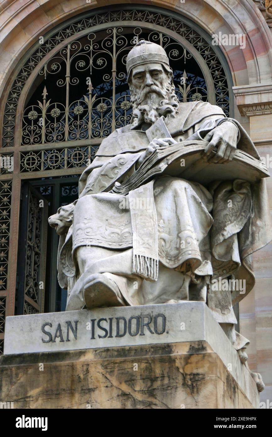 Monument à Isidore de Séville devant la Bibliothèque nationale espagnole à Madrid, Espagne Banque D'Images