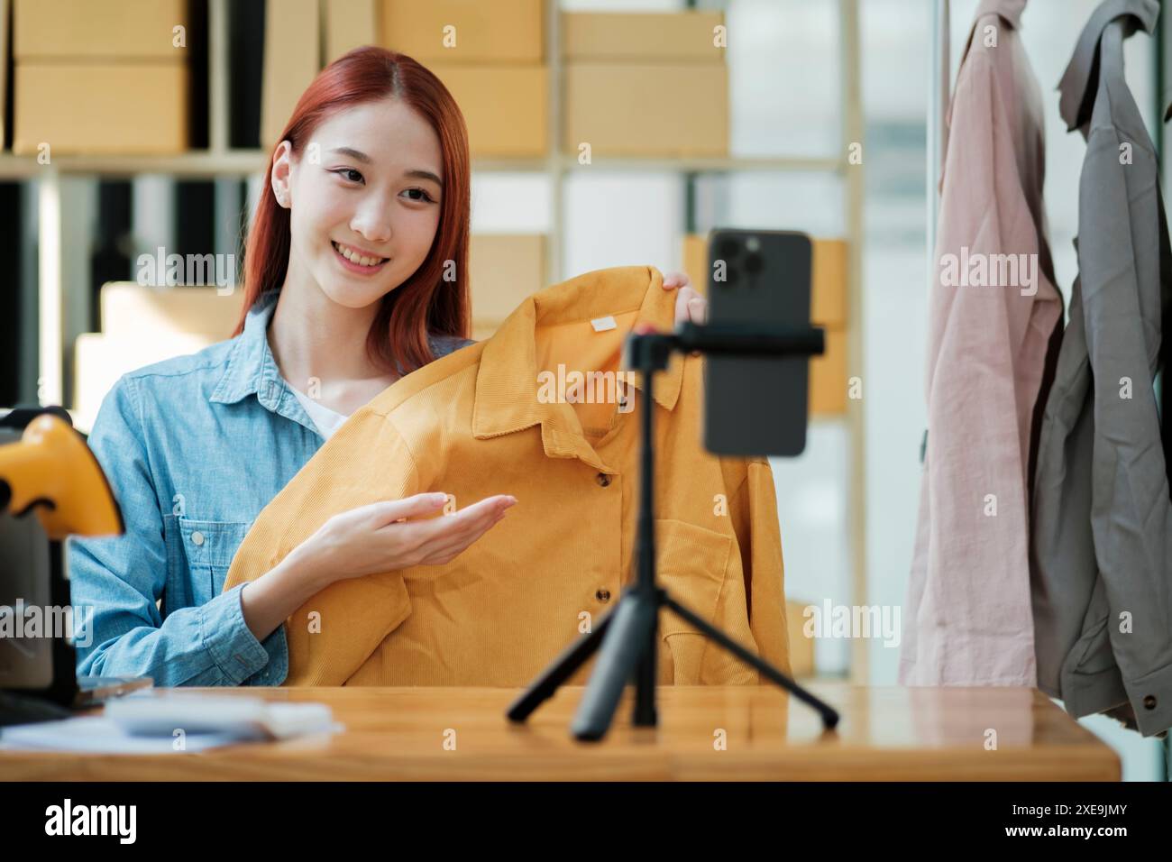 Entrepreneur présentant des vêtements pour Boutique en ligne Banque D'Images