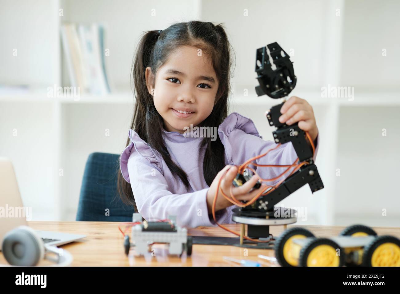 Concept d'éducation STEM. Jeune fille asiatique apprenant la conception de robot. Banque D'Images