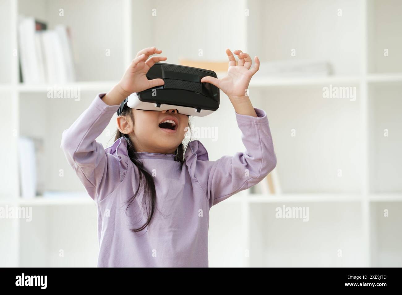 Enfant ravi par l'expérience de réalité virtuelle Banque D'Images