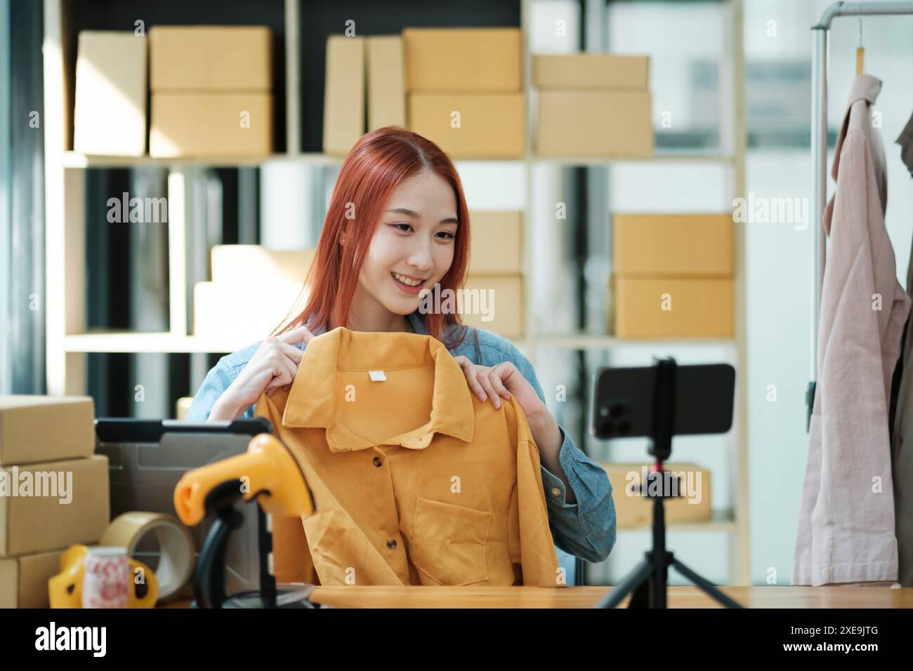 Entrepreneur présentant des vêtements pour Boutique en ligne Banque D'Images