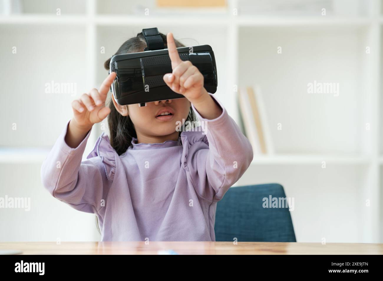 Enfant ravi par l'expérience de réalité virtuelle Banque D'Images