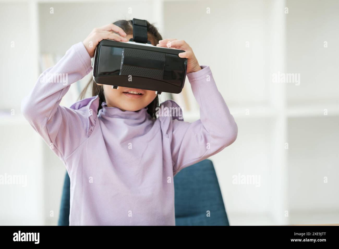 Enfant ravi par l'expérience de réalité virtuelle Banque D'Images