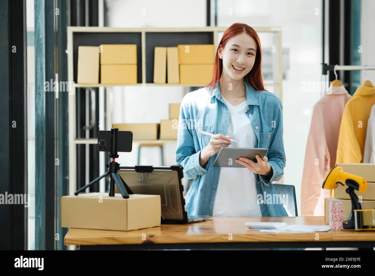 Entrepreneur de portrait de femme confiante à la mode de commerce électronique ou à l'entrepôt regardant la caméra. Banque D'Images